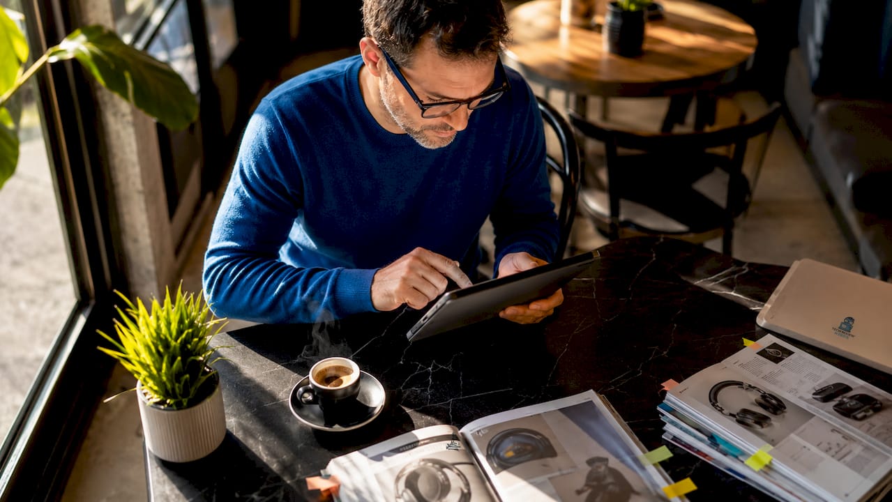 Man reviewing product feedback online