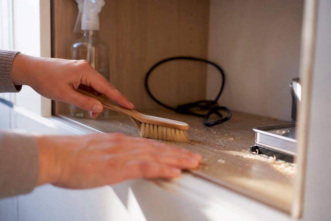 Hands cleaning appliance shelf with cords