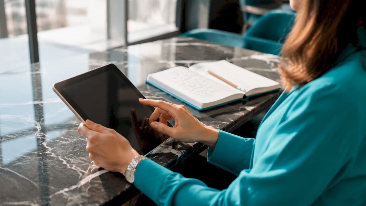 Mains féminines manipulant une tablette numérique