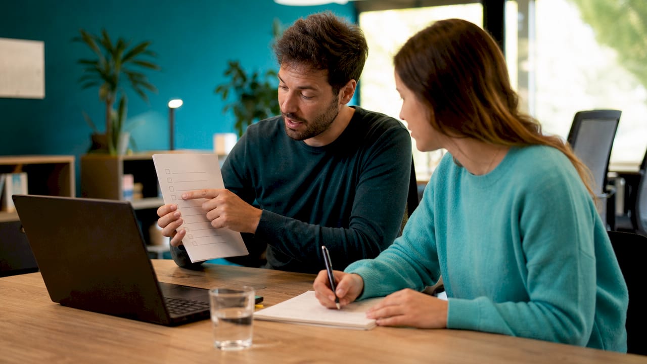 Des collaborateurs se réunissent pour organiser l’analyse des risques au sein d’une petite entreprise.