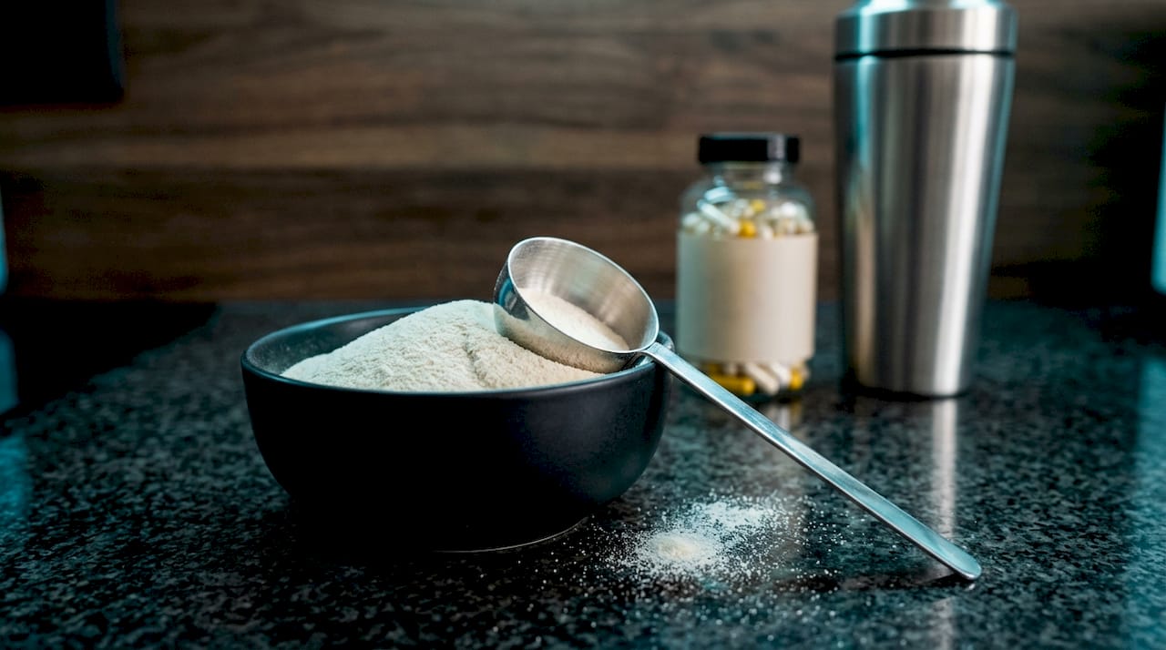 Collagen peptide powder with vitamin C and shaker