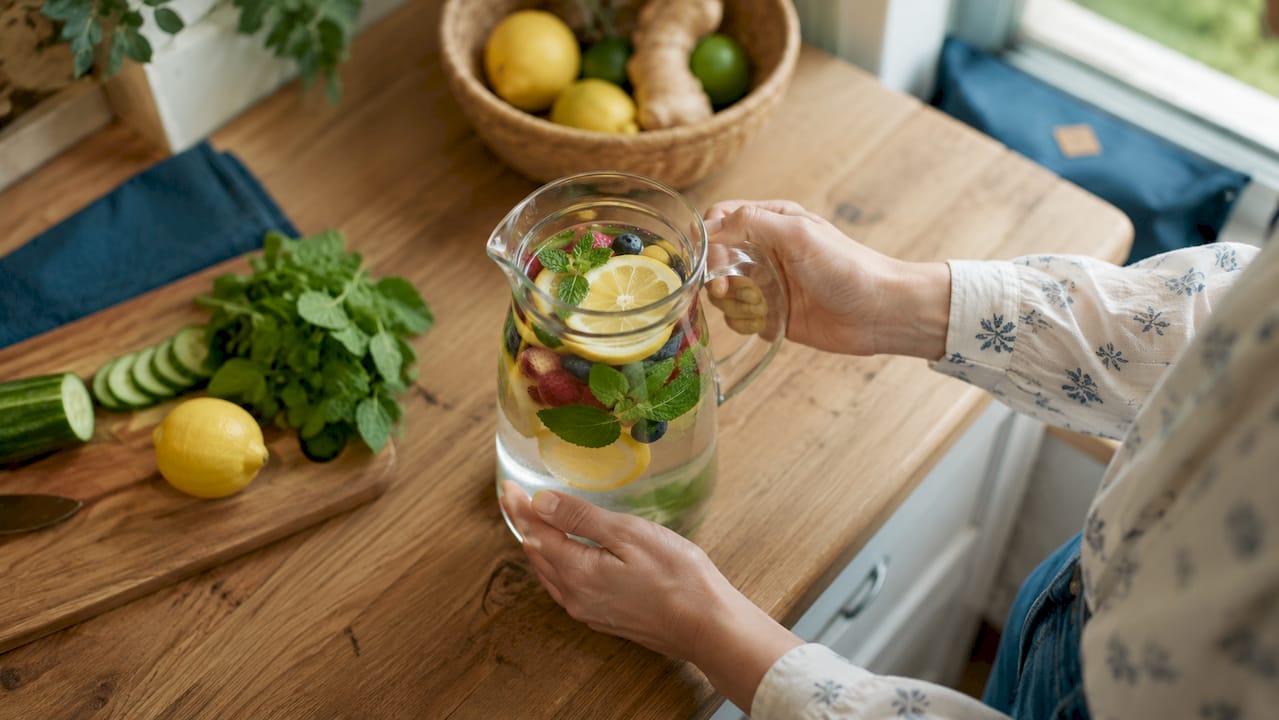 Was je handen en zet het infusiewater in de koelkast.