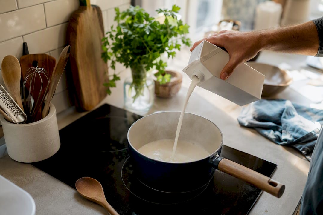 Pasteuriseerde melk wordt in een kookpan gegoten