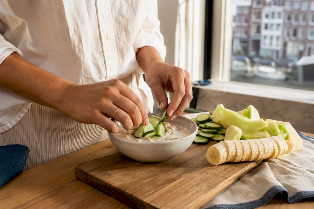 Vochtinbrengend ontbijt met yoghurt, komkommer en meloen