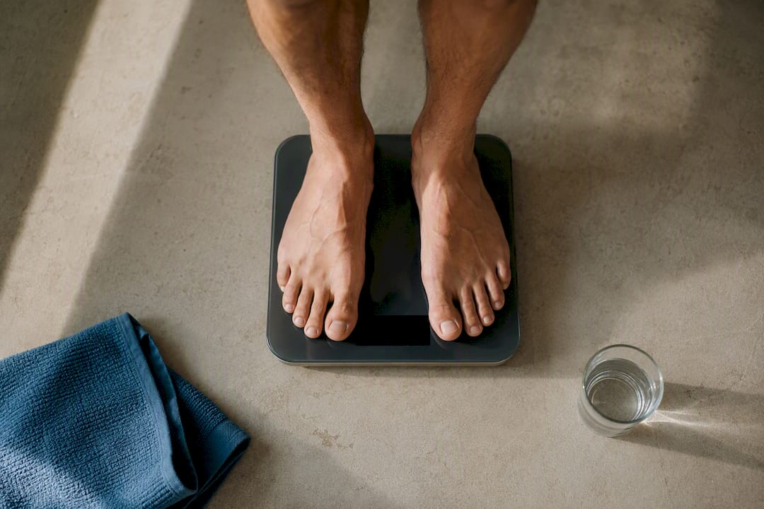 Atleet voert een weegproef uit na de training