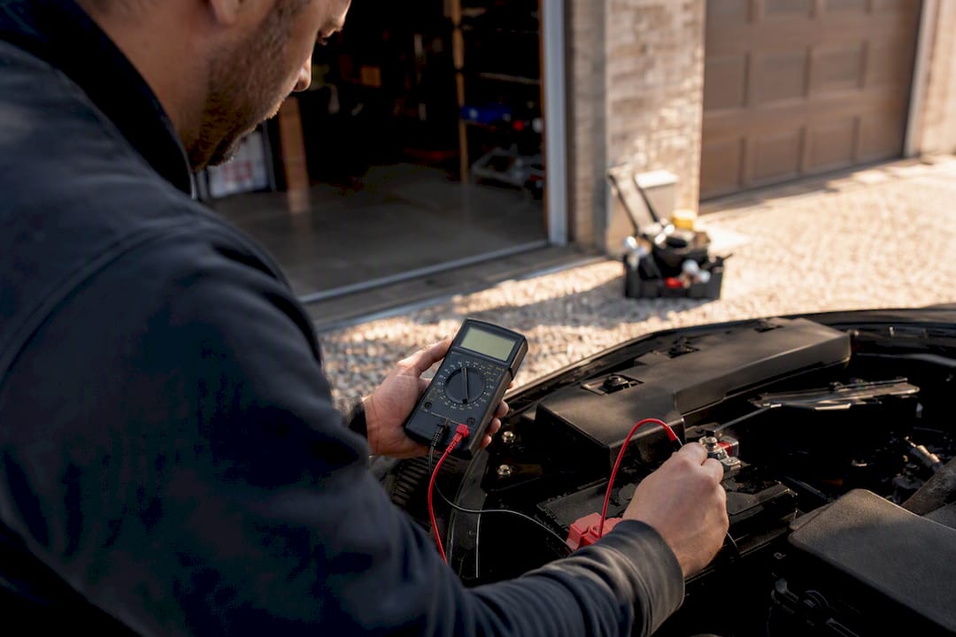 Diagnostic tool testing car battery