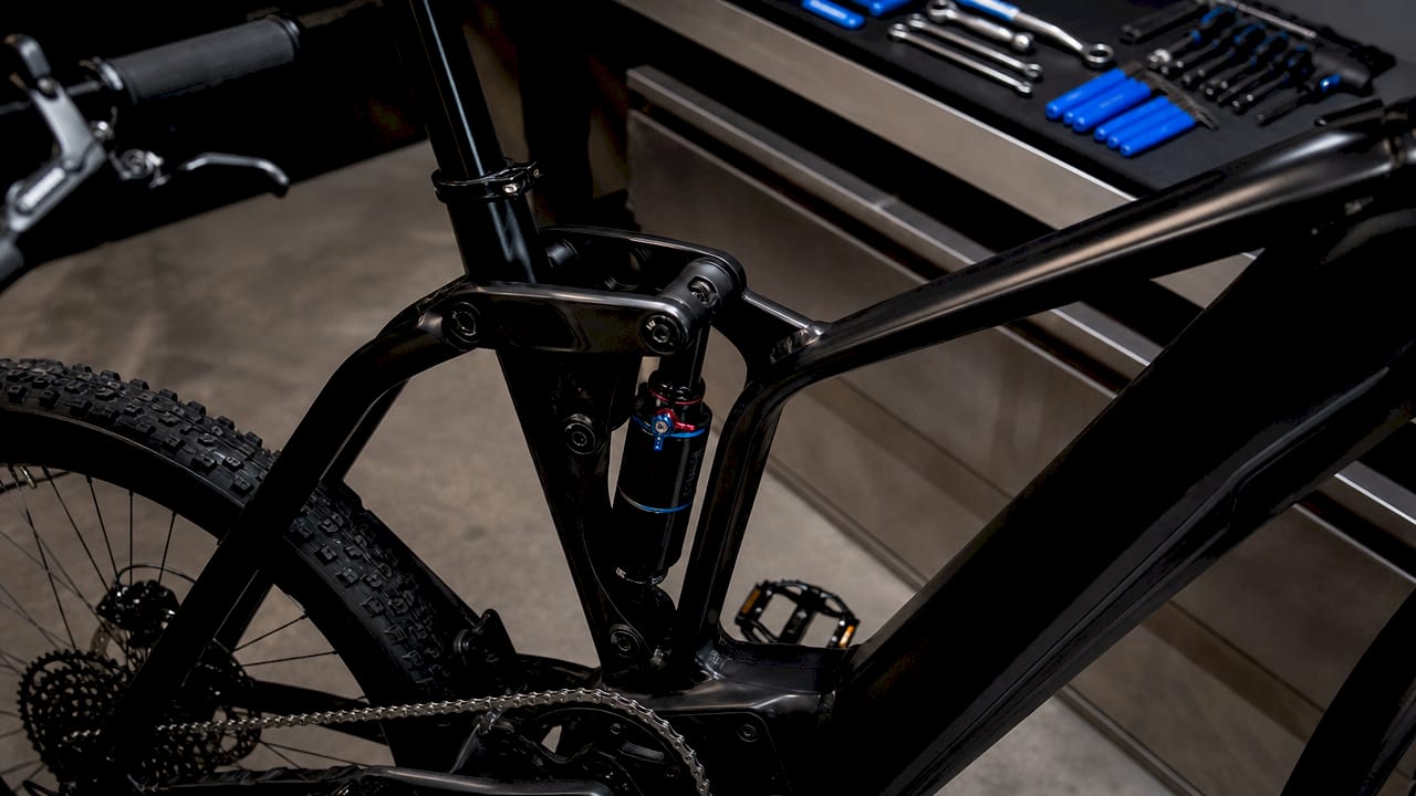 Detailopname van de achtervering van een e-bike in de werkplaats
