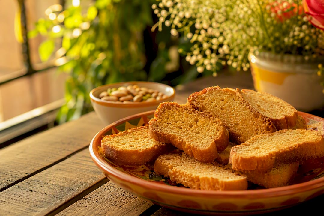Maida-free eggless suji rusk pieces on ceramic plate
