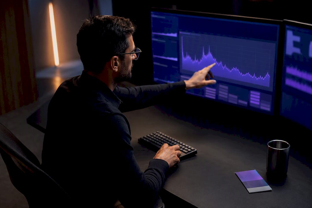 Analyst monitoring volatility and trading risk