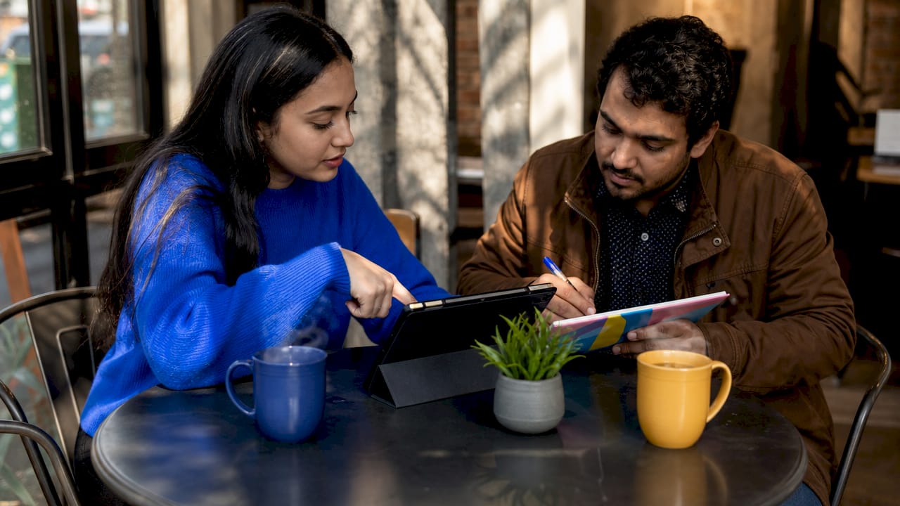 Two testers collaborating on UAT defects in open office