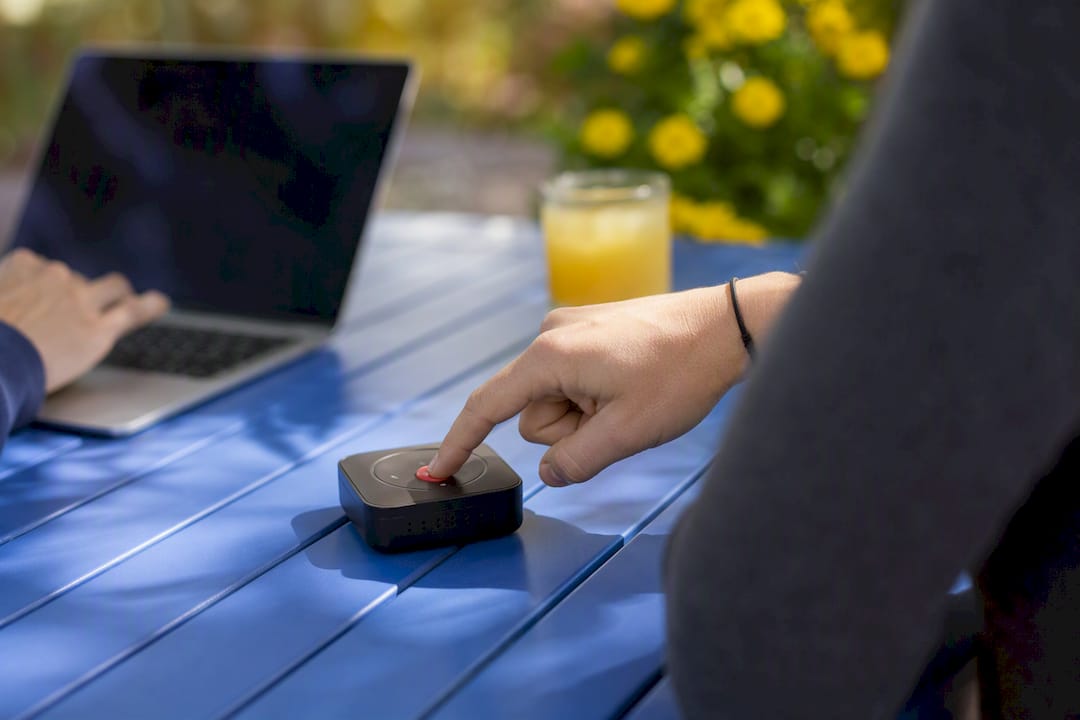 Hands pressing record on UAT session device