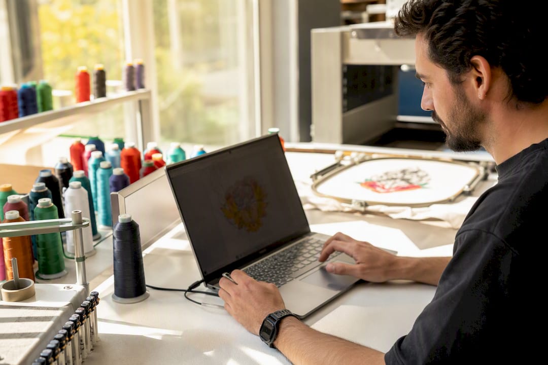 Embroidery digitizing on computer screen