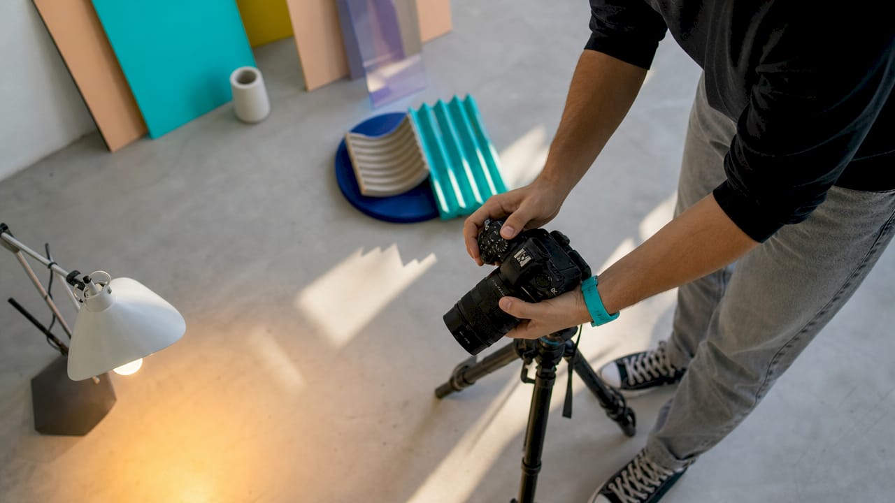 Roke nastavljajo fotoaparat za ustvarjalno fotografiranje.