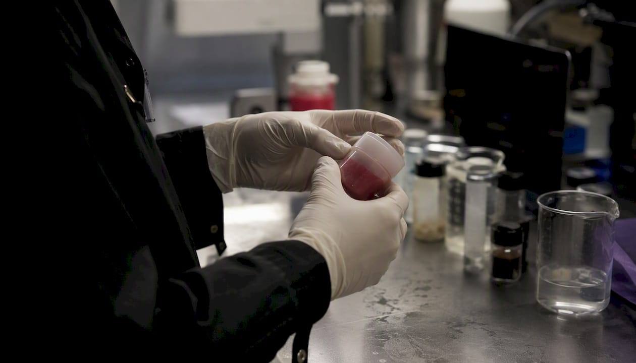 Hände testen TPE-Zusatzstoffe im Labor