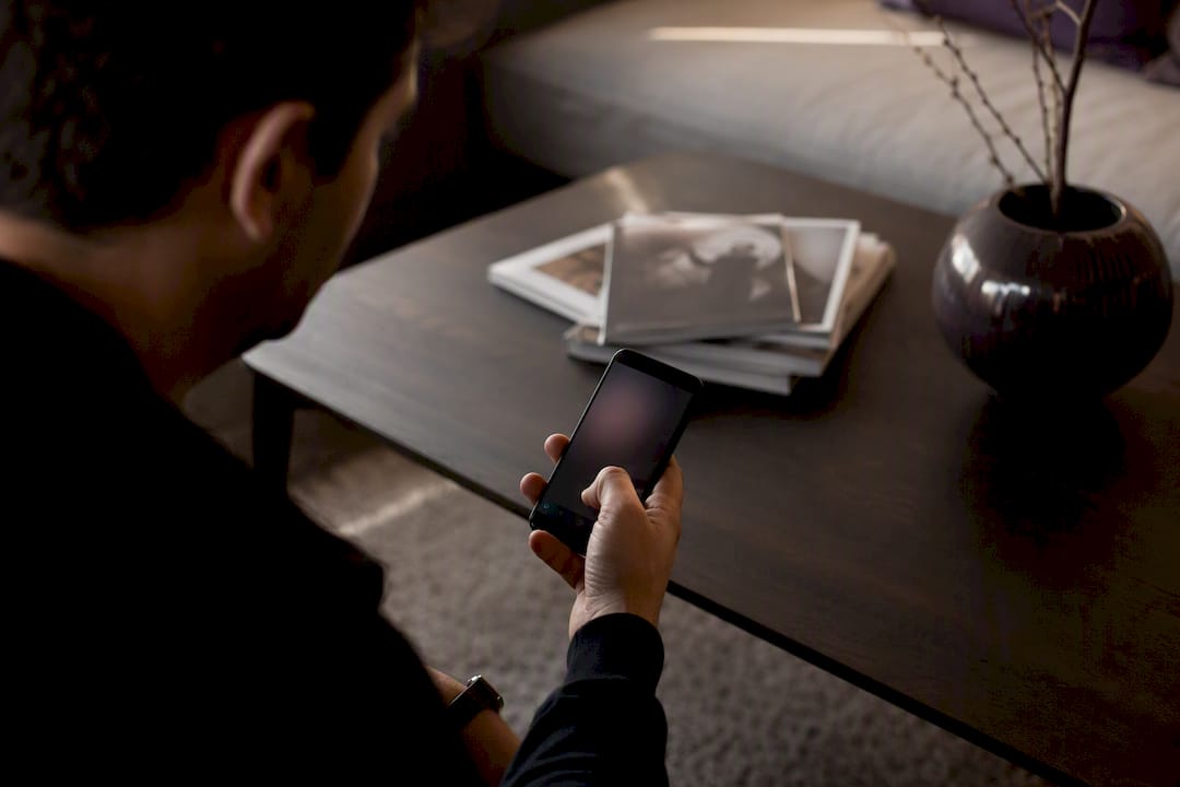 Person nutzt Smartphone-Liefer-App