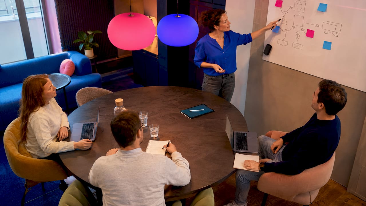 De trainster licht toe hoe de samenwerking rondom documentbeheer in zijn werk gaat.