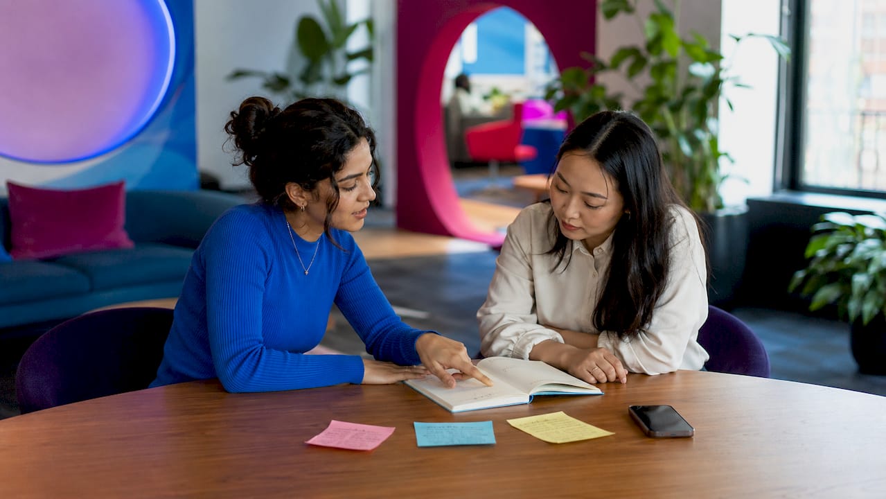 Medewerkers praten met elkaar over hun ervaringen met Microsoft Teams op de werkvloer.
