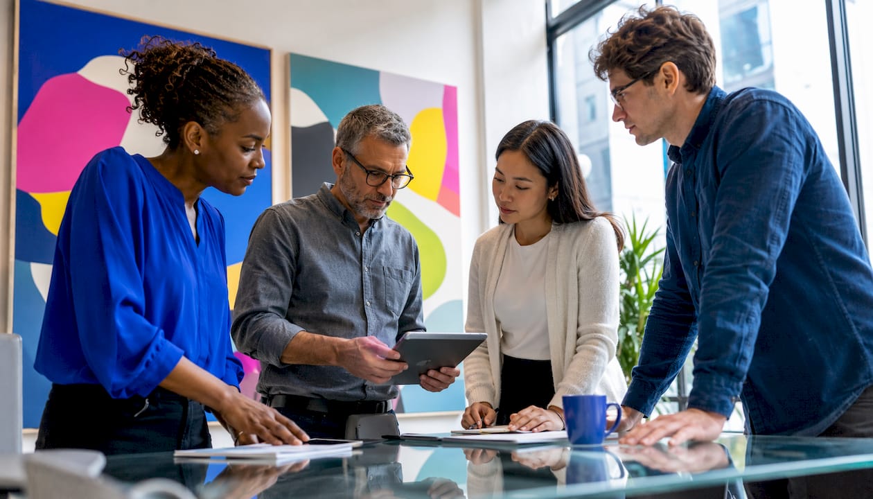 Na de softwaretraining buigt het team zich over de verdere aanpak.