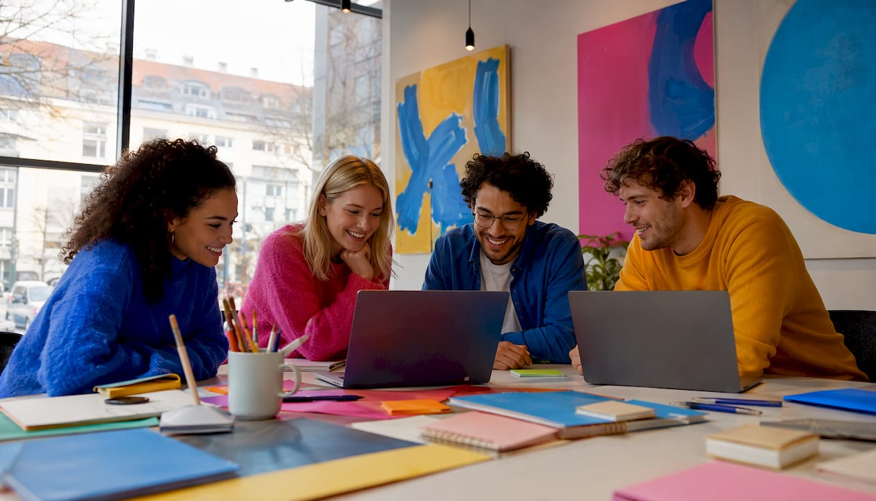 Een team komt samen tijdens een online meeting, alsof ze met elkaar aan tafel zitten.