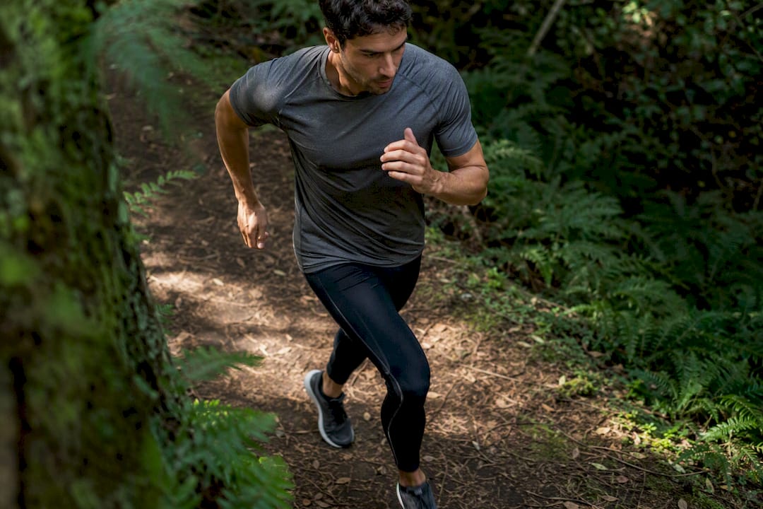 Man running in stretch running leggings