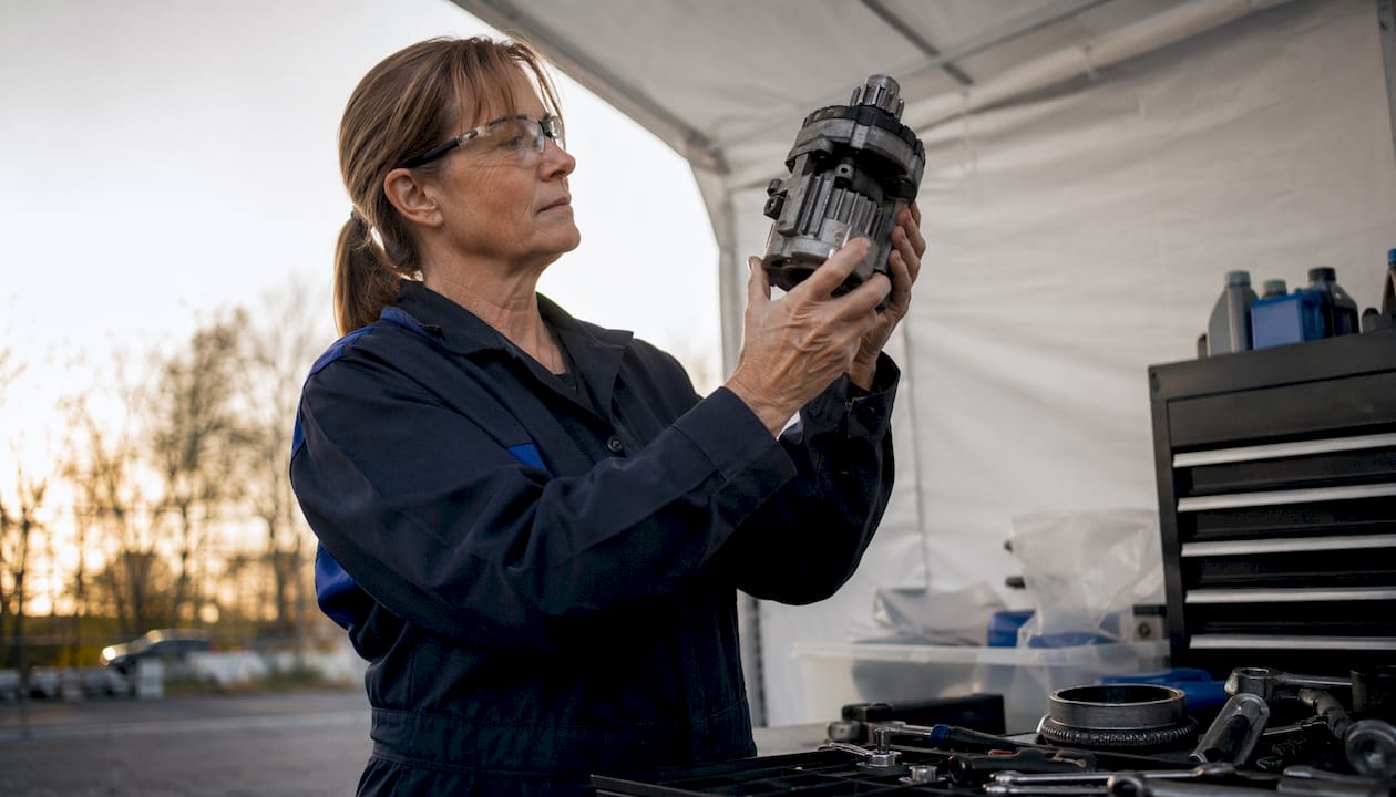 Expert inspecting OEM LR003147 Haldex pump quality