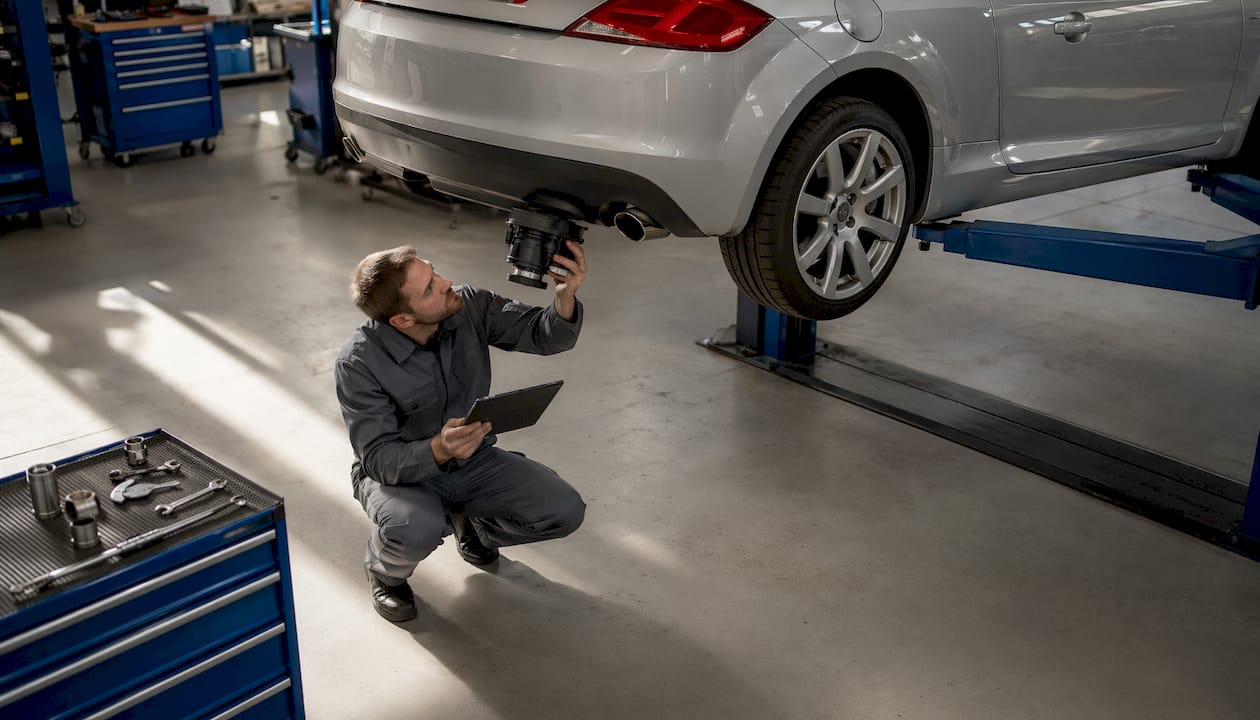 Mechanic with Audi TT and Haldex filter box