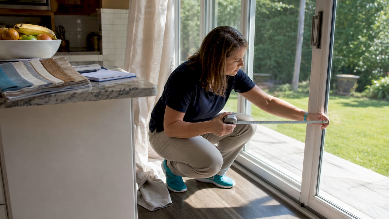 Specialist measuring window in living room