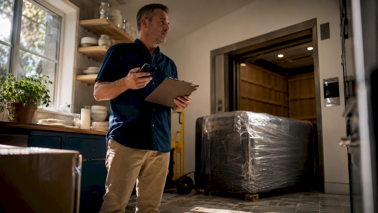 Why renters need moving help: a practical guide 1 Man coordinating apartment move in corridor