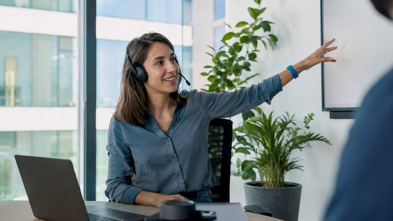 IT-Spezialistin setzt KI-gestützten Telefonassistenten im Unternehmen ein