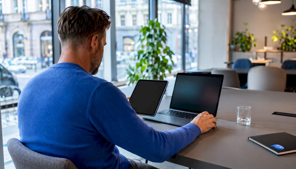 Mann integriert KI-Chatbot ins Homeoffice