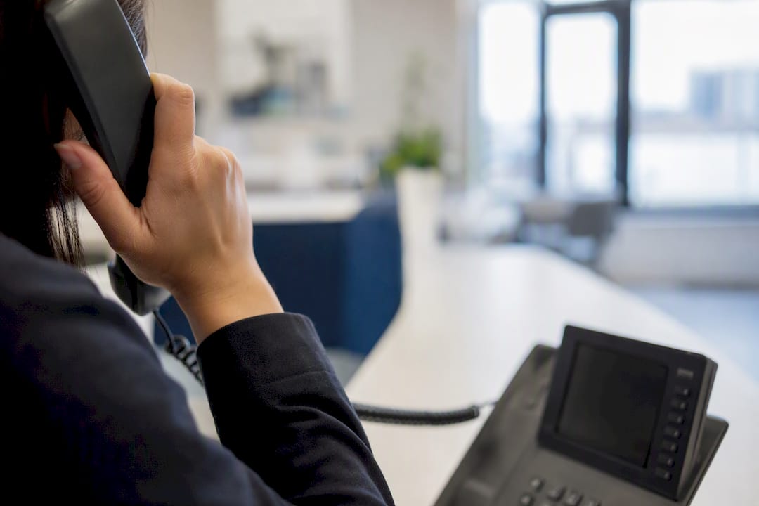 Hand hält Telefonhörer bei Verbindungsfehler