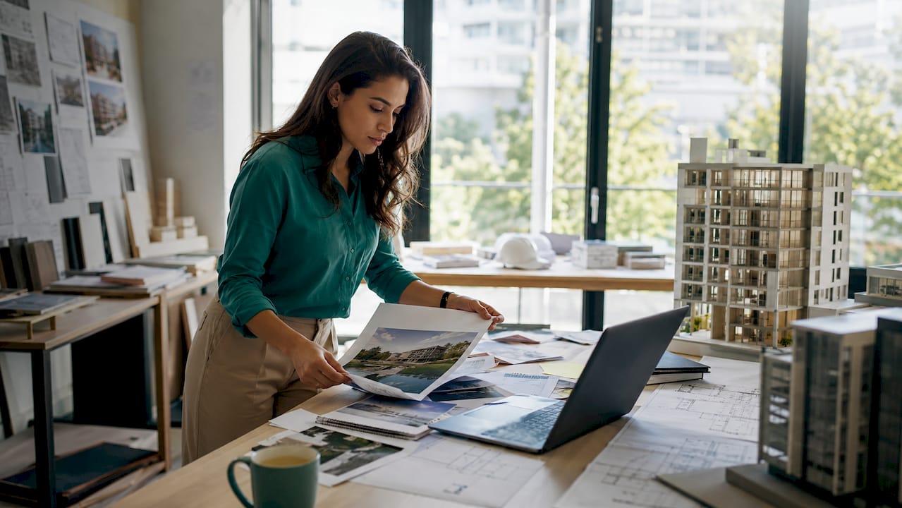 Persona que analiza contenido sobre construcción en redes sociales