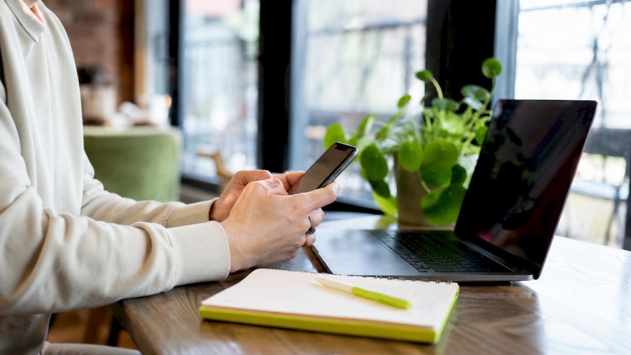 Met hun vingers bladeren mensen door digitale bestanden op hun smartphone.