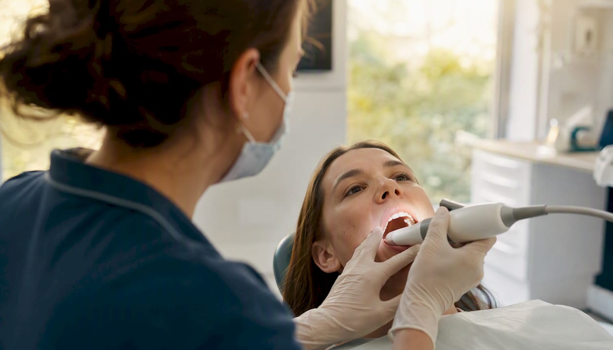 Intraoral scanner scanning teeth close-up