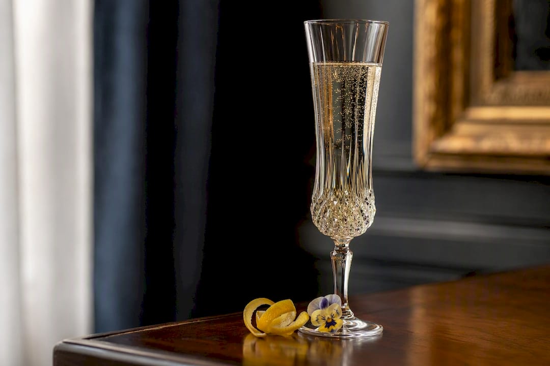 Sparkling non-alcoholic verjuice with citrus garnish
