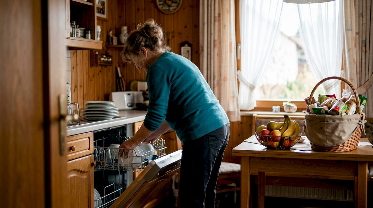 Unsere Betreuungskraft unterstützt die Seniorinnen und Senioren im Haus tatkräftig bei allen anfallenden Aufgaben im Haushalt.