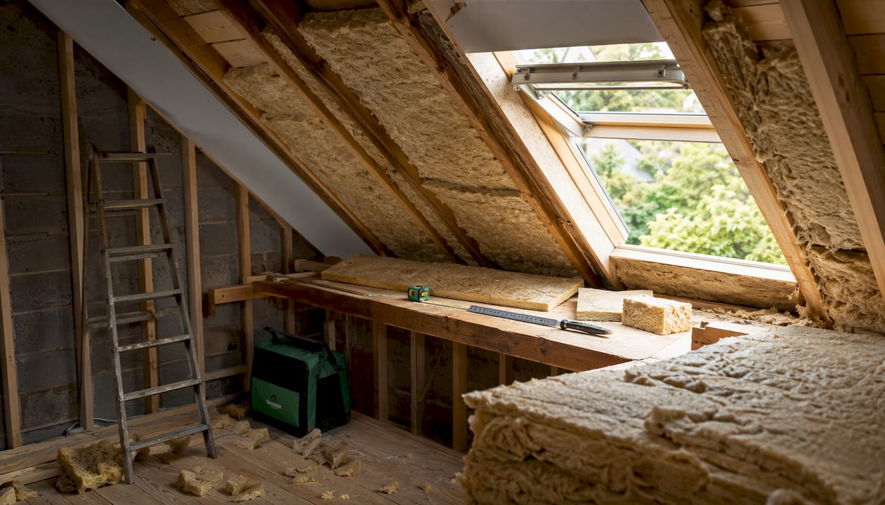 Lean-to roof construction with insulation layers