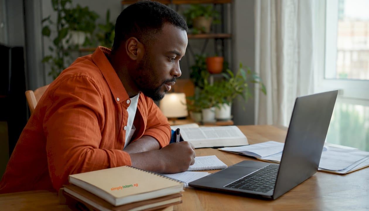 Man attending online Arabic tutoring session