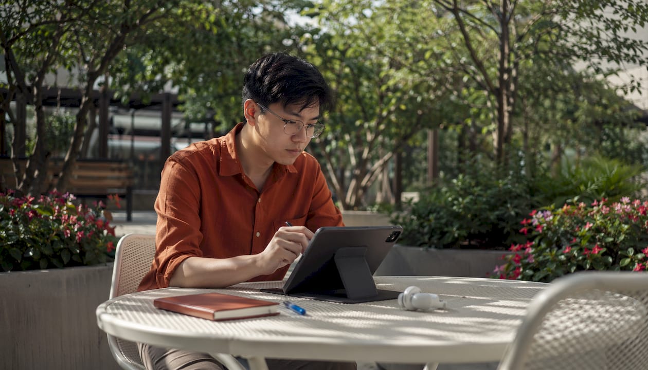 Hombre comprobando su dominio del inglés desde una tablet