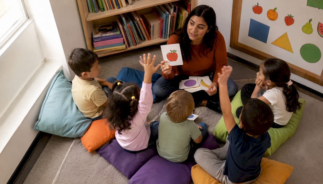 La profesora utiliza tarjetas en inglés para enseñar a los niños de manera divertida.