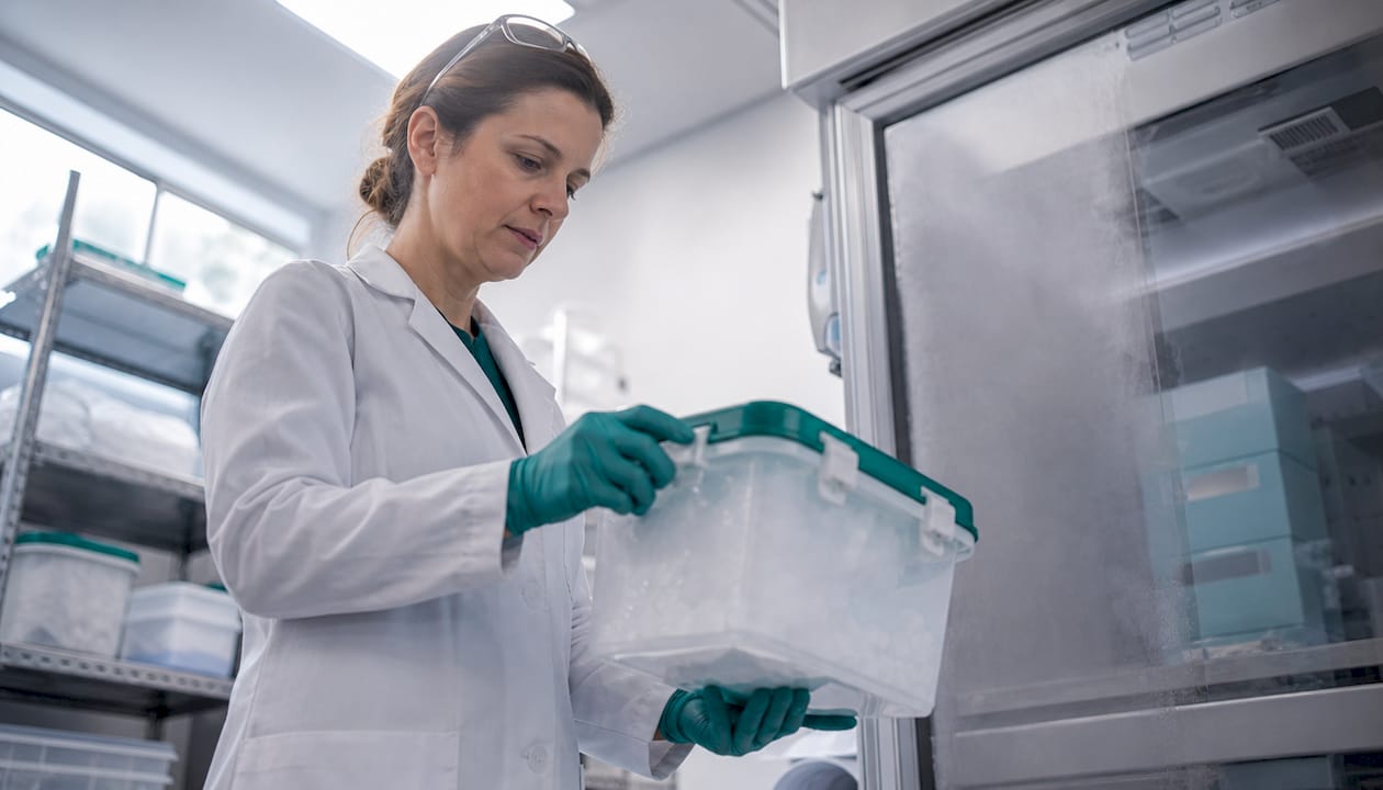 Frozen Specimen Transport: A 2026 Guide for Lab Managers