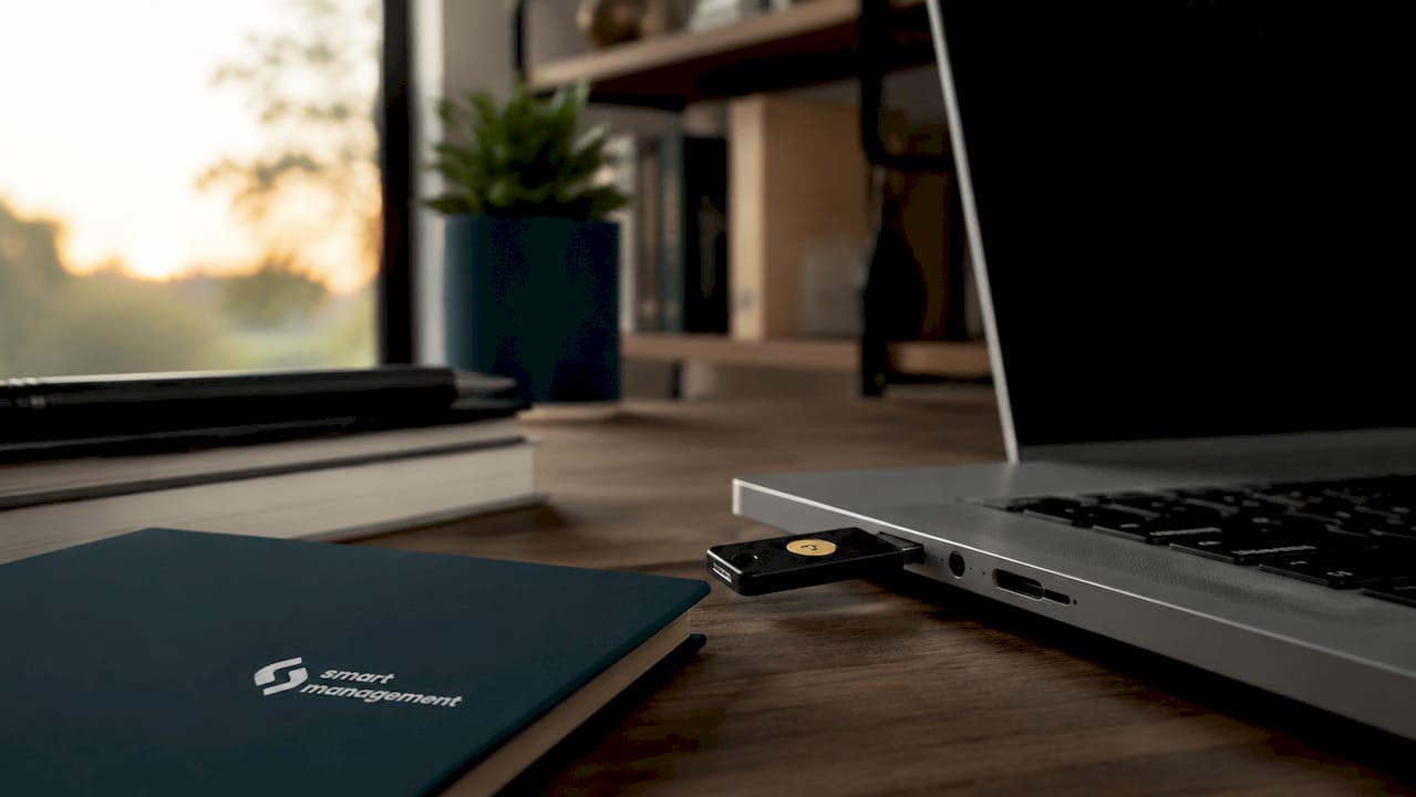 Una YubiKey conectada al portátil, sobre un escritorio blanco.