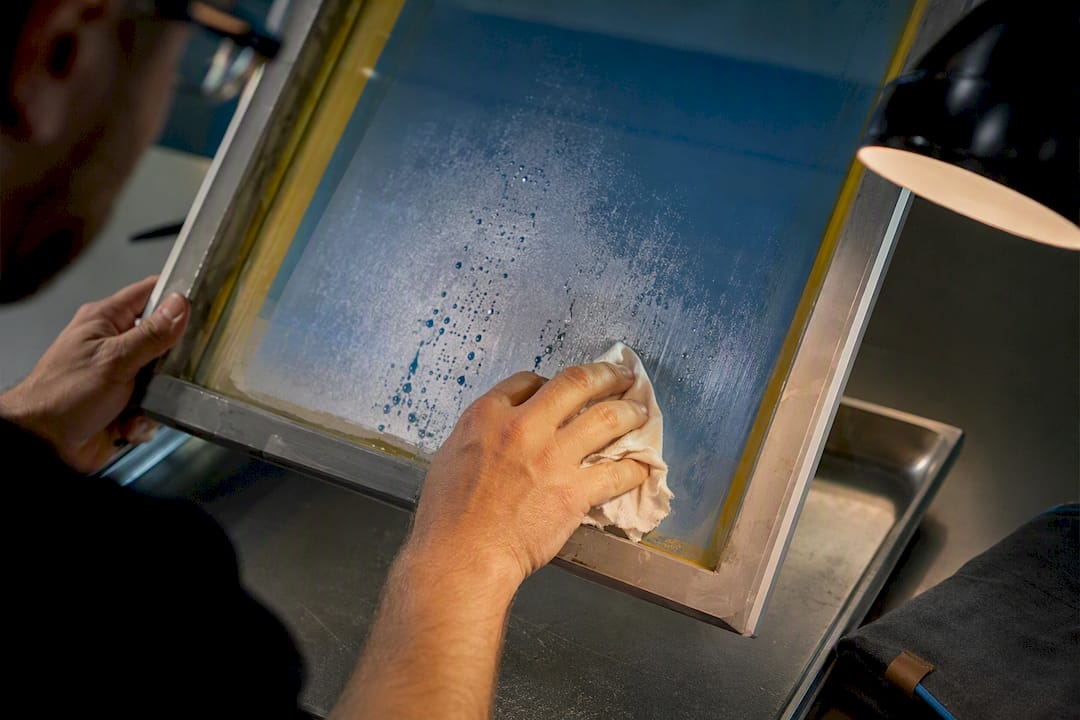 Cleaning reflective beads from screen mesh