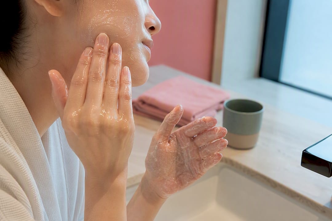 Hands emulsifying cleansing oil