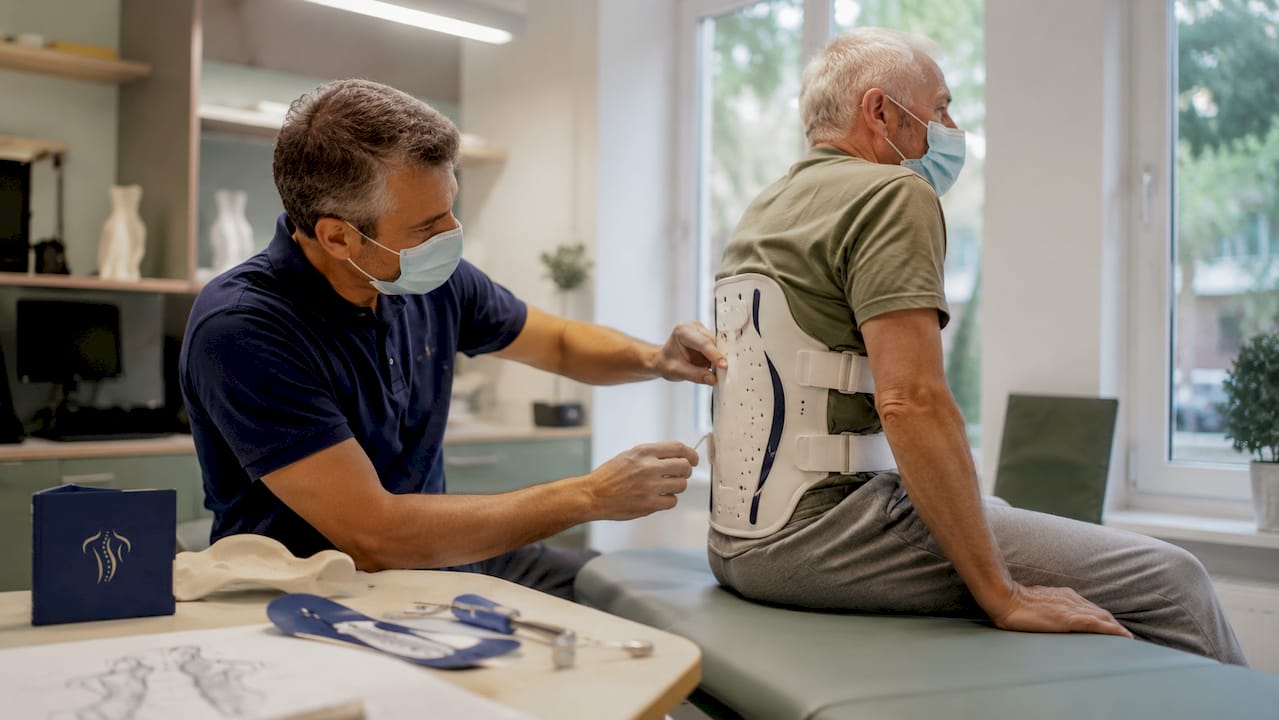 Der Orthopädietechniker stellt die Orthese individuell ein und sorgt dafür, dass sie optimal sitzt.