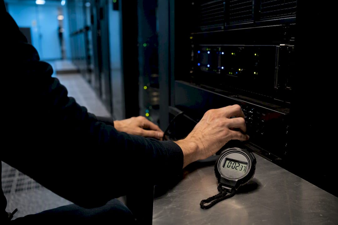Hands timing network device response in data center