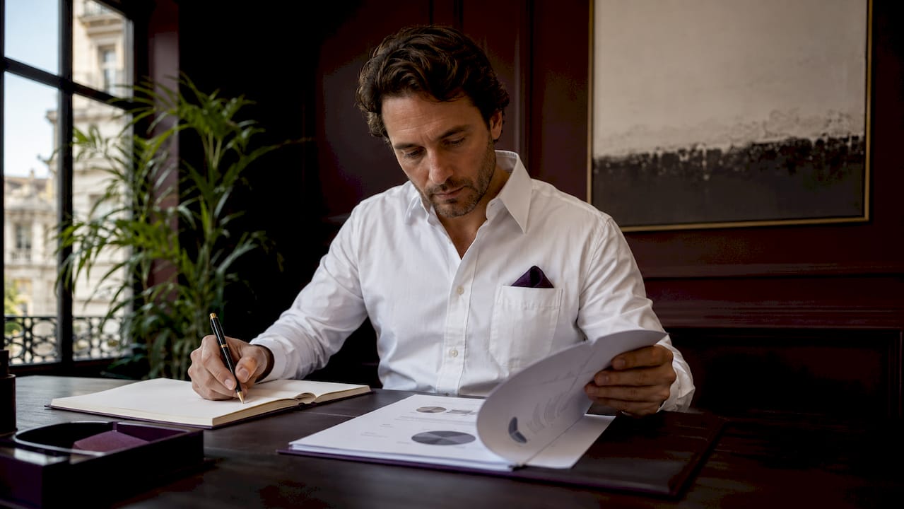 Un auditeur examine attentivement un rapport d’audit posé sur la table.
