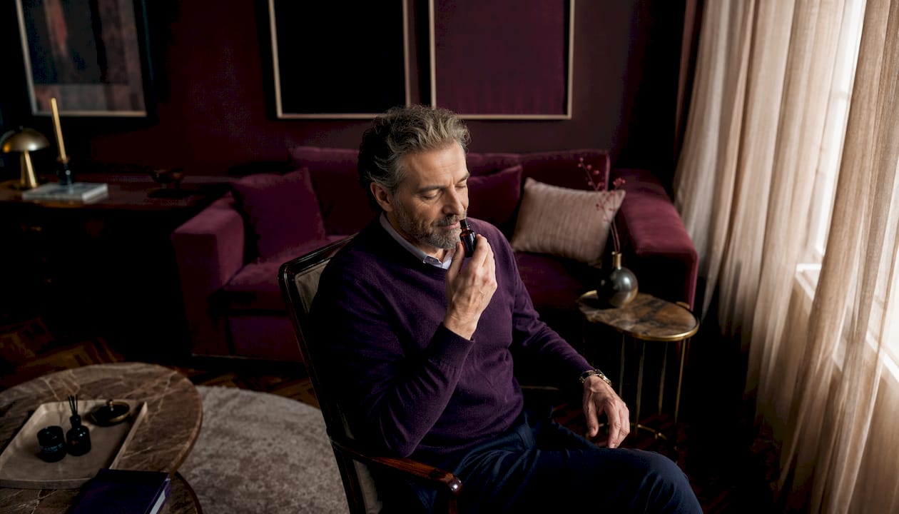 Un homme respire un parfum qui réveille en lui de vieux souvenirs.