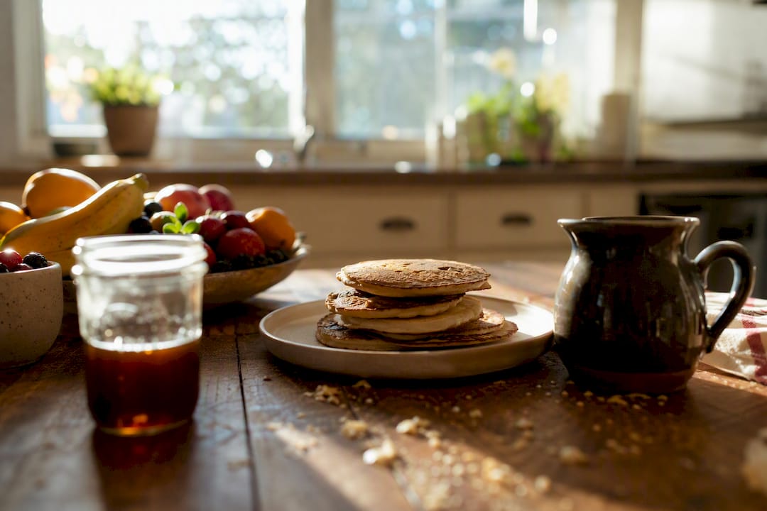 Low-FODMAP syrup swap on breakfast table