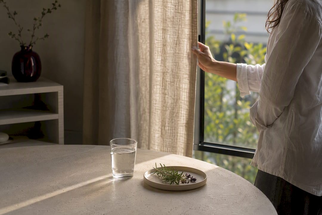 Una mano abre la ventana de una sala de cata de perfumes